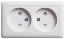 Изображение товара Systeme Electric ХИТ наруж Бел Розетка 2-ая б/з со шторками, с изолирующей пластиной, 16А