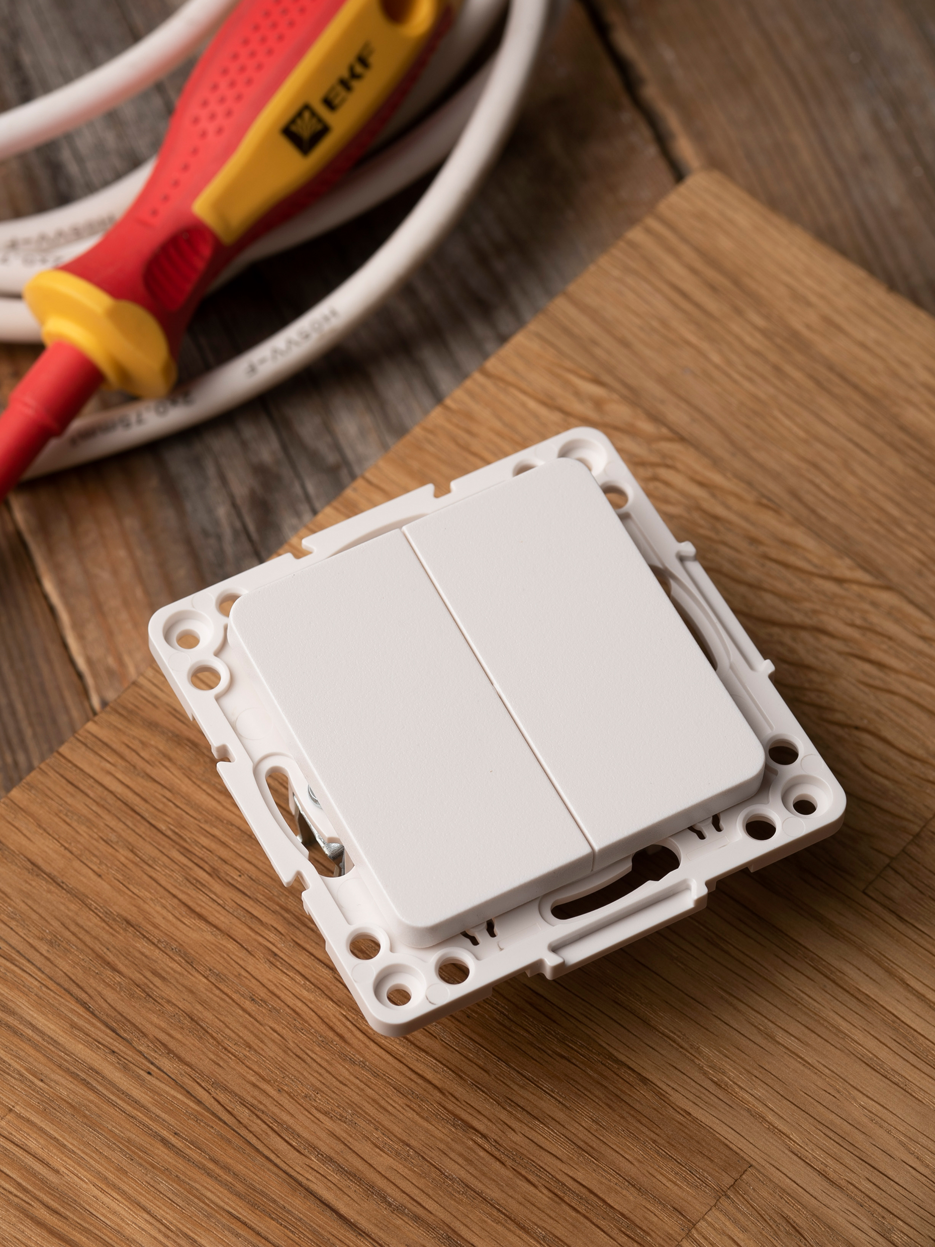 Изображение товара EKF PROxima Стокгольм Белый Выключатель 2-кл, 10А, винт.клеммы.