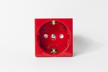 Изображение товара SPL Розетка электрическая 2К+З, с защитными шторками (красный)