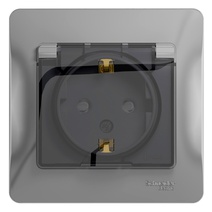 Изображение товара Systeme Electric Glossa Алюминий Розетка с/з со шторками с крышкой, IP44 (в сборе с рамкой)