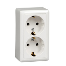 Изображение товара Systeme Electric ХИТ наруж Бел Розетка 2-ая с/з без шторок, с изолирующей пластиной, 16А, 250В