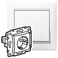 Изображение товара Legrand DIY Valena Бел Розетка 1-ая с/з с защитными шторками.