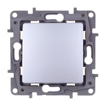 Изображение товара Legrand Etika Алюминий Переключатель промежуточный 1-клавишный, винтовые клеммы, 10AX, 250 В.