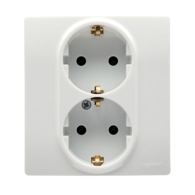 Изображение товара Legrand Etika Белый Розетка 2-ая с/з со шторками, винт. клеммы, 16А, 250 В.