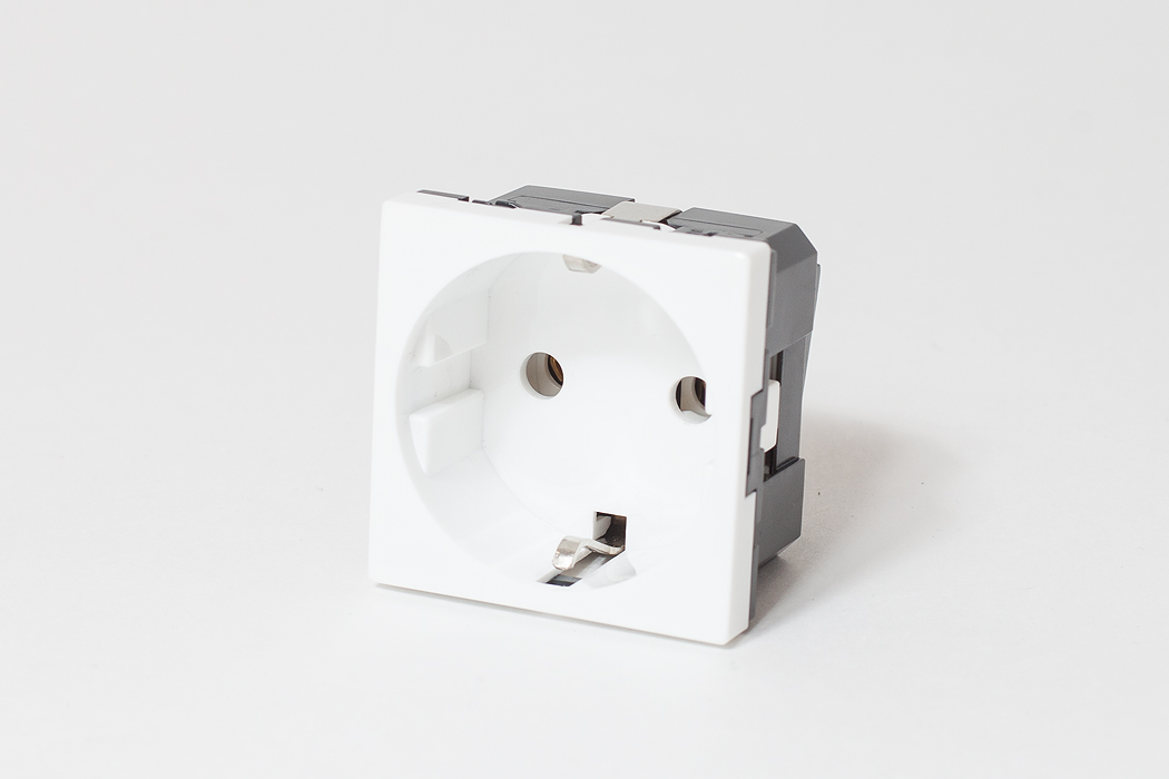 Изображение товара SPL Розетка электрическая 2К+З со шторками, с безвинтовым зажимом (белый)