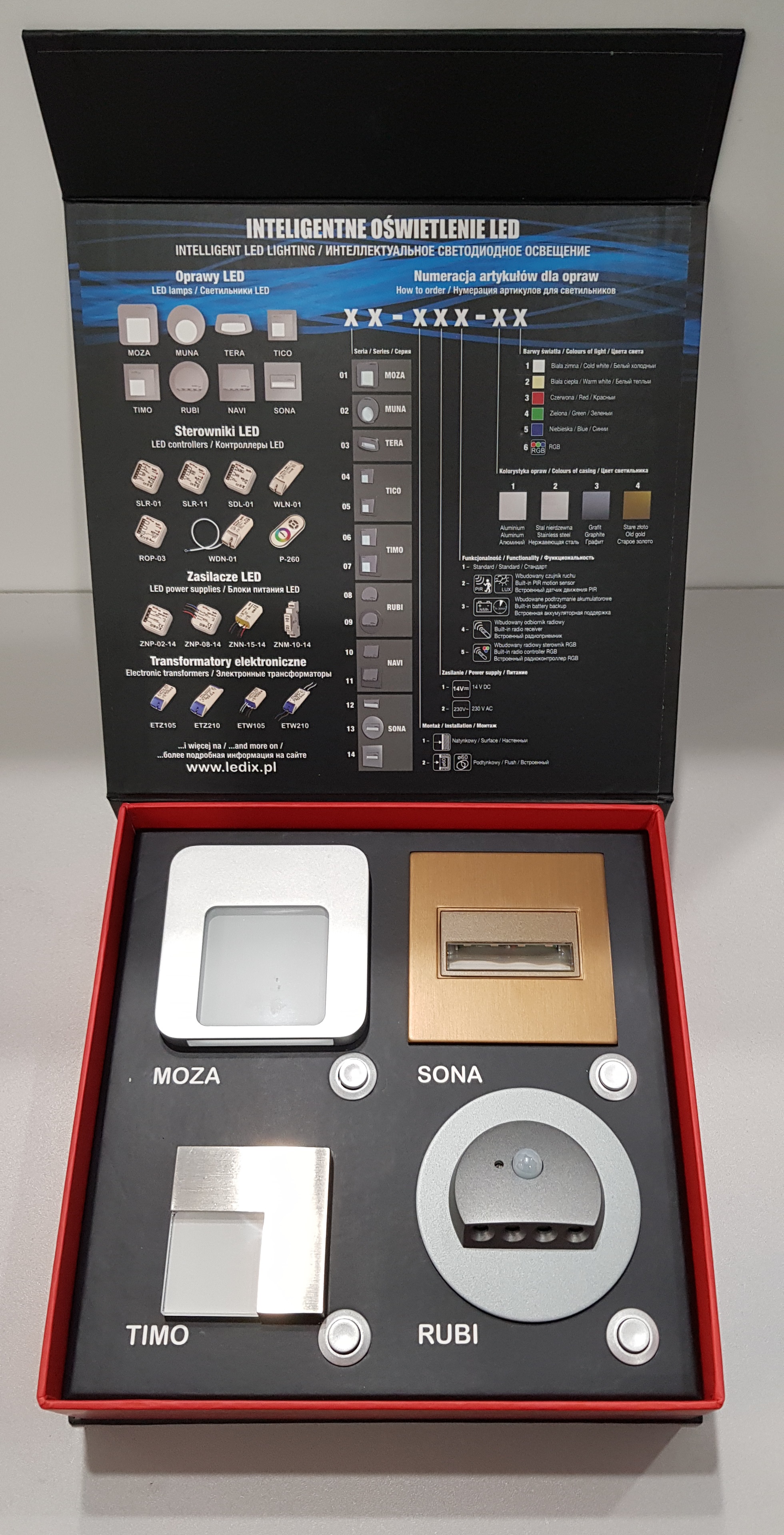 Изображение товара Zamel Демонстрационная коробка Ledix MOZA, SONA, TIMO, RUBI, питание от 10 батареек АА; 210х205х60
